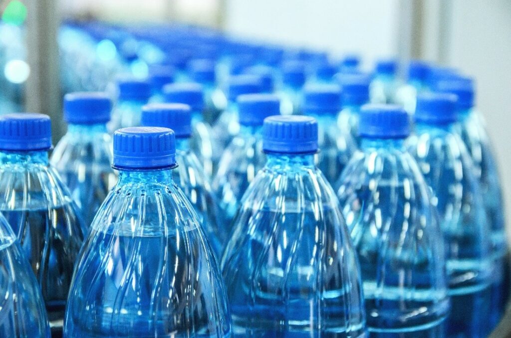 图 1：塑料水瓶在生产线上灌装。